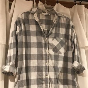 Gray and white buffalo check boyfriend top